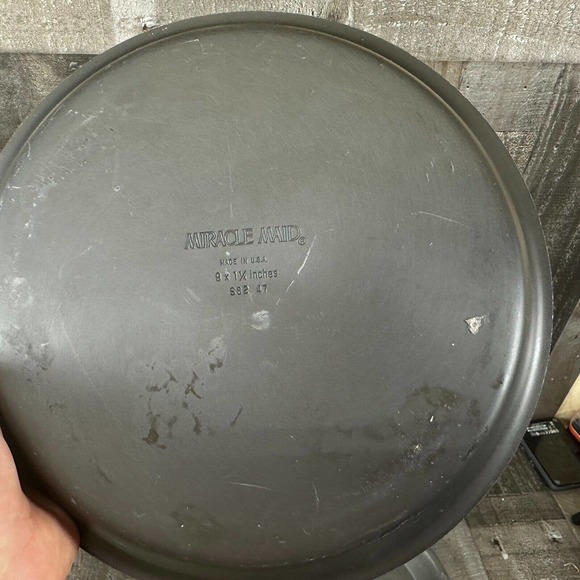 Miracle Maid USA Set of Two 9" Round Layer Cake Baking Pans 9 x 1 1/4 - Picture 4 of 7